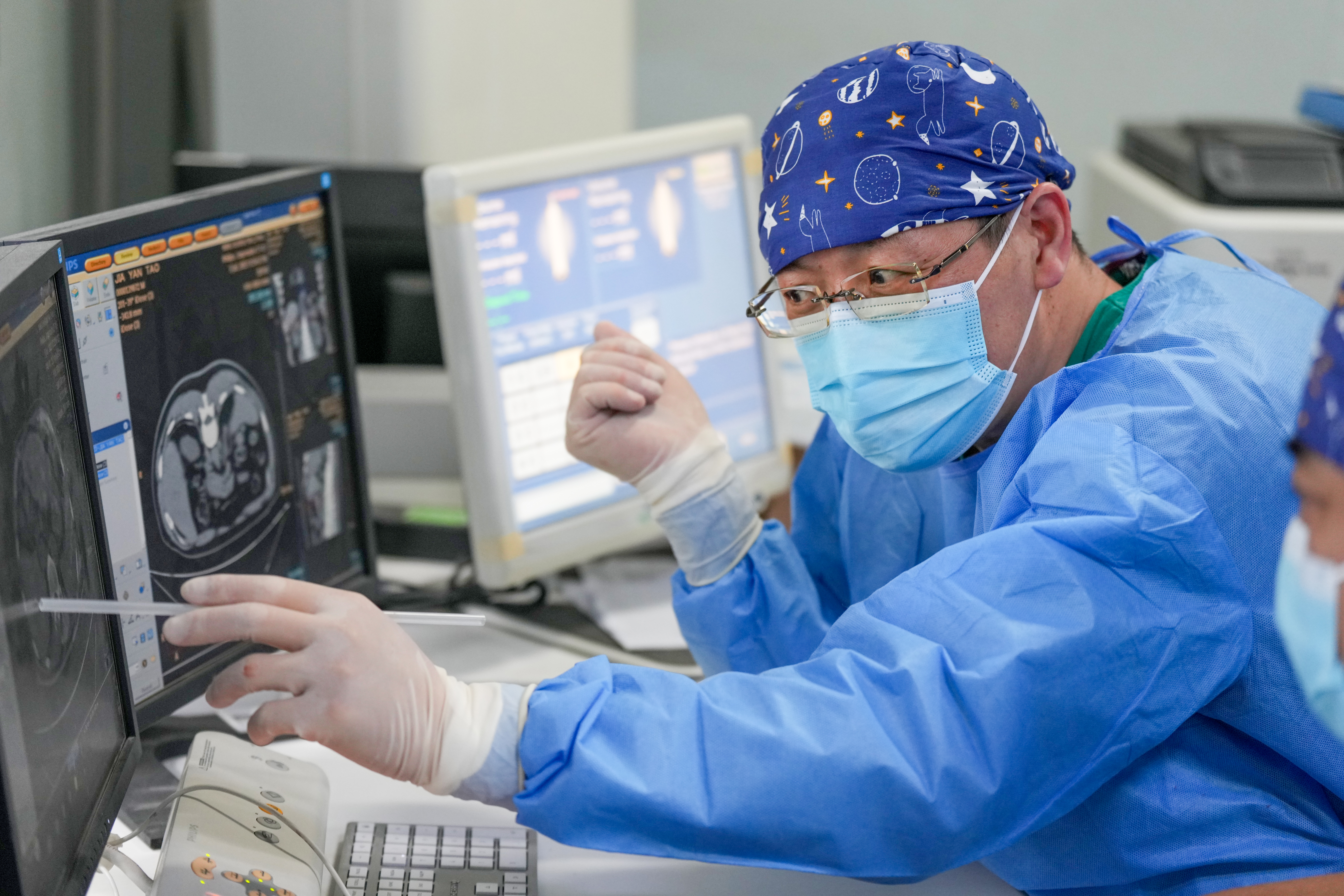 北京佑安醫(yī)院肝病與腫瘤介入治療中心袁春旺主任醫(yī)師（呼和浩特市第二醫(yī)院掛職副院長(zhǎng)）在介入手術(shù)中帶教青年醫(yī)師，講解手術(shù)策略與注意事項(xiàng)。