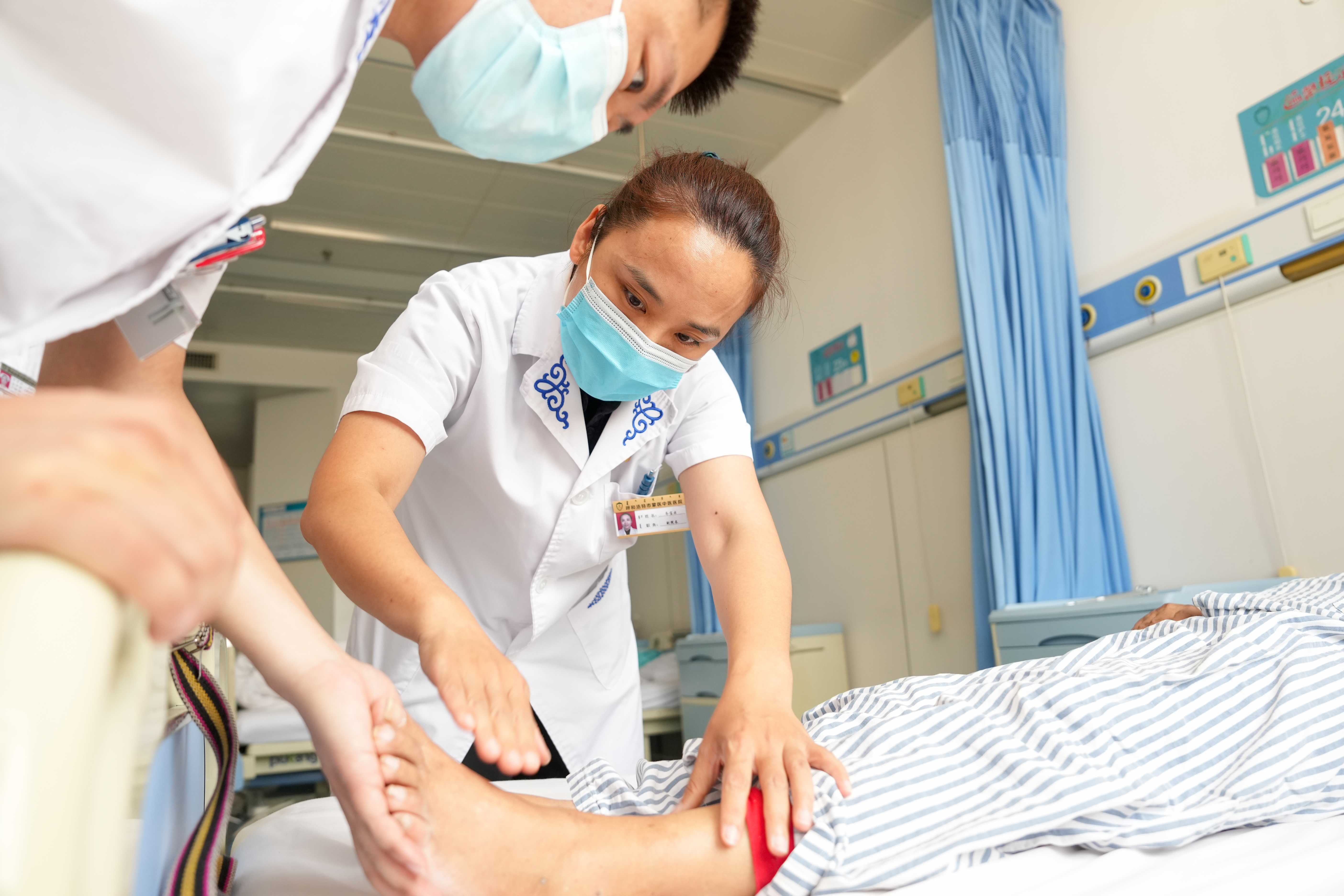 在呼和浩特市中醫(yī)蒙醫(yī)醫(yī)院掛職副院長(zhǎng)齊寶云（左二）在進(jìn)行教學(xué)查房講解神經(jīng)系統(tǒng)體格檢查注意事項(xiàng)。