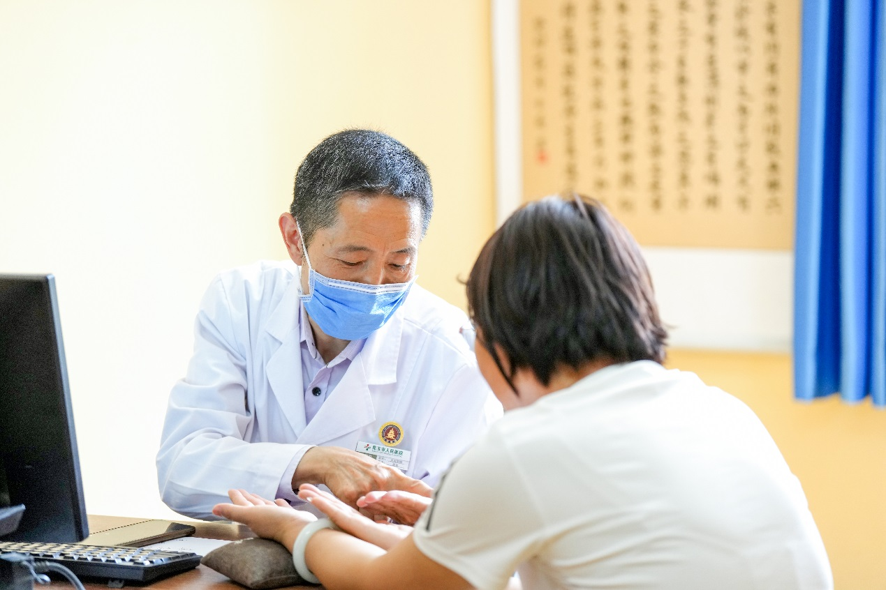 在昆玉市人民醫(yī)院中醫(yī)科，來(lái)自北京昌平中醫(yī)醫(yī)院治未病科的援疆醫(yī)生賀保衛(wèi)，為患者劉春梅復(fù)診復(fù)查，定制治療方案。