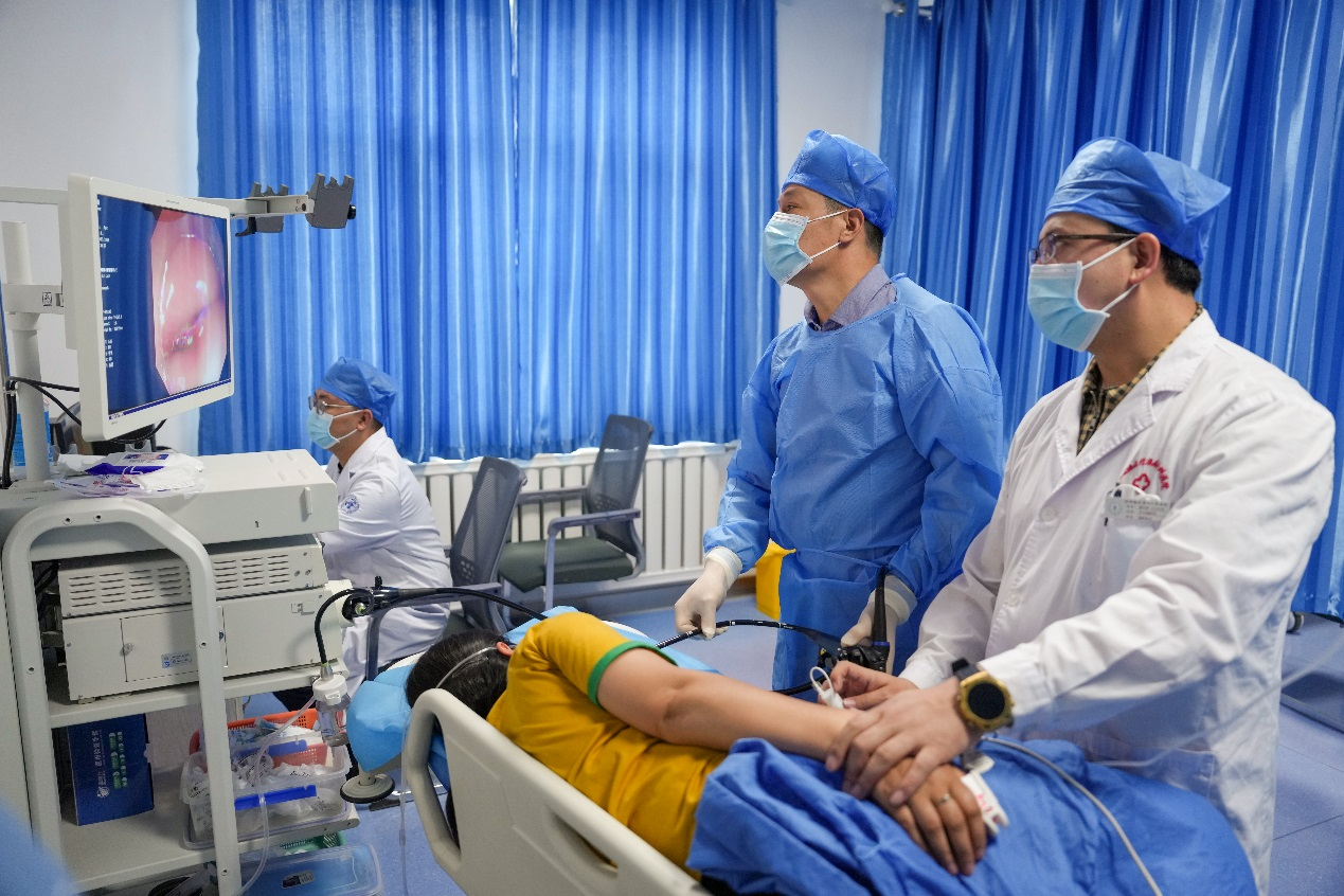 在和田地區(qū)傳染病?？漆t(yī)院，掛職副院長(zhǎng)的北京朝陽(yáng)醫(yī)院援疆醫(yī)生張繼舜(左二)，在進(jìn)行胃鏡檢查，講解胃鏡操作注意事項(xiàng)。該檢查具有直觀、可取病理、圖文并茂、診治并行的優(yōu)勢(shì)，目前已經(jīng)是胃病檢查的最主要方式。