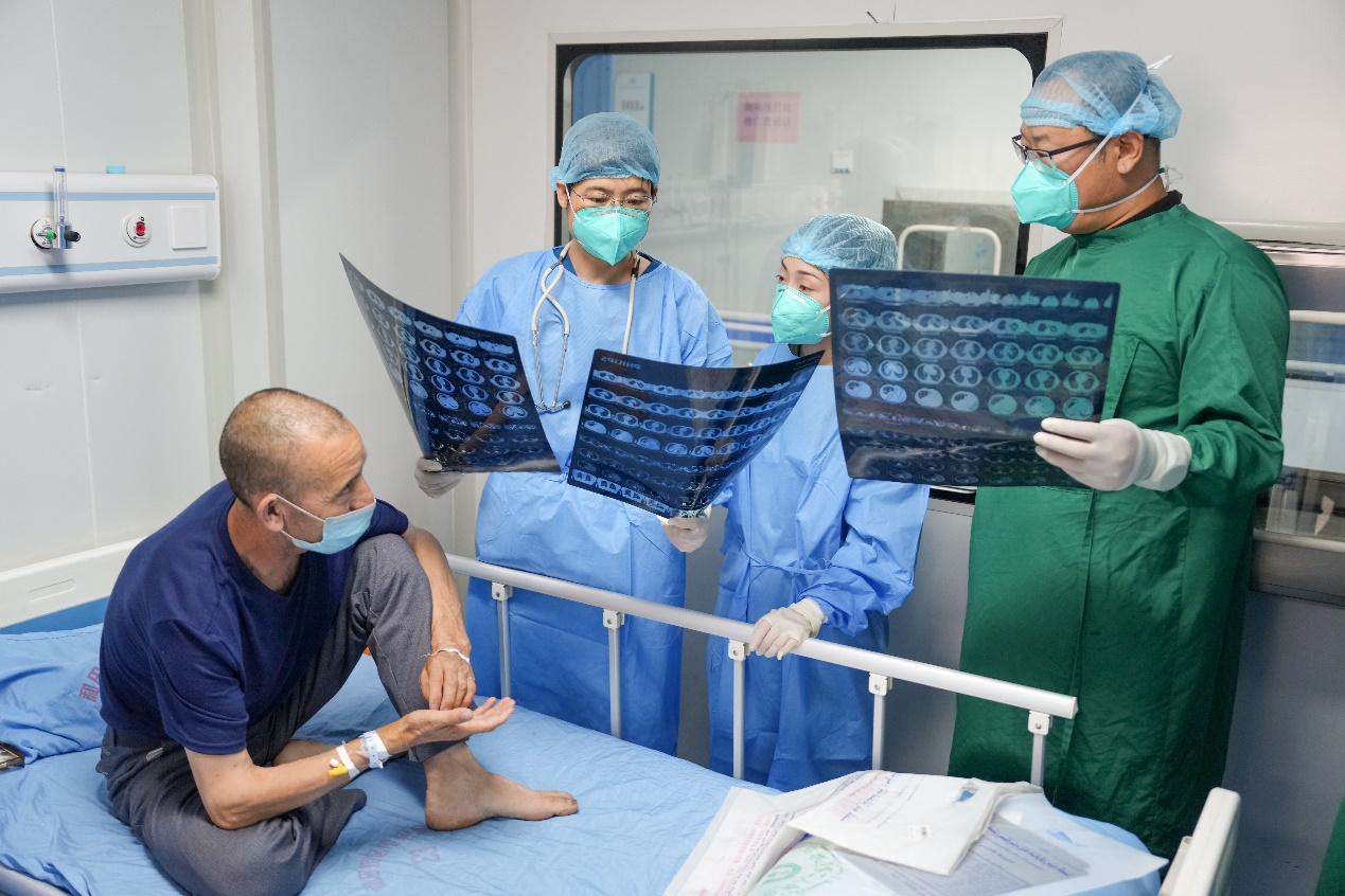 和田地區(qū)傳染病?？漆t(yī)院結(jié)核科掛職業(yè)務(wù)主任的北京胸科醫(yī)院援疆醫(yī)生王敬（左一），在查房中根據(jù)患者檢查結(jié)果提出診斷和治療方案，并向患者進(jìn)行結(jié)核病的相關(guān)宣教。