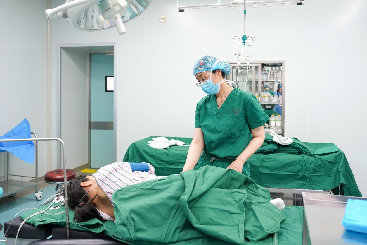 在和田地區(qū)婦幼保健院，一臺(tái)因“胎兒窘迫”的急診剖宮產(chǎn)手術(shù)即將進(jìn)行，產(chǎn)婦情緒緊張，掛職副院長(zhǎng)的宣武醫(yī)院援疆醫(yī)生楊詠梅在術(shù)前安撫患者。