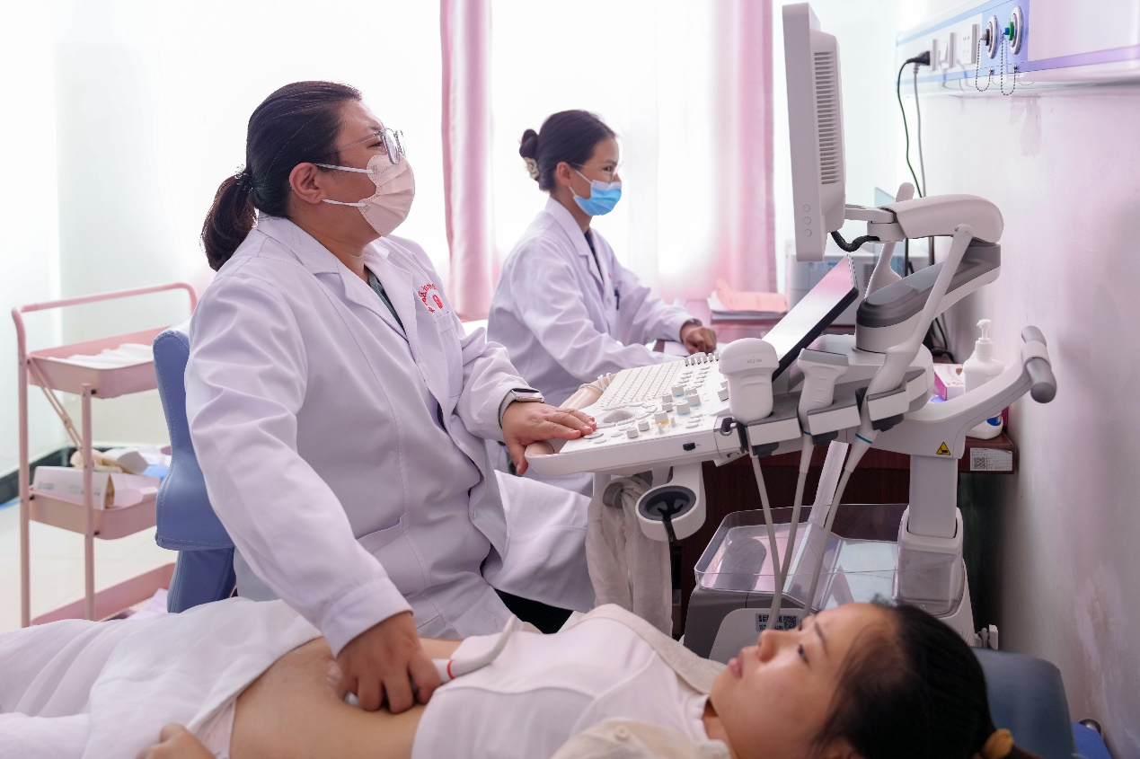 在和田地區(qū)婦幼保健院北京婦產(chǎn)醫(yī)院援疆醫(yī)生王茜（左一），帶教胎兒NT超聲檢查，規(guī)范的妊娠早期超聲檢查可以及早發(fā)現(xiàn)部分胎兒畸形，發(fā)現(xiàn)可能提示胎兒染色體異常的超聲表現(xiàn)，并且了解當(dāng)時(shí)胎兒發(fā)育、羊水以及胎盤的情況。