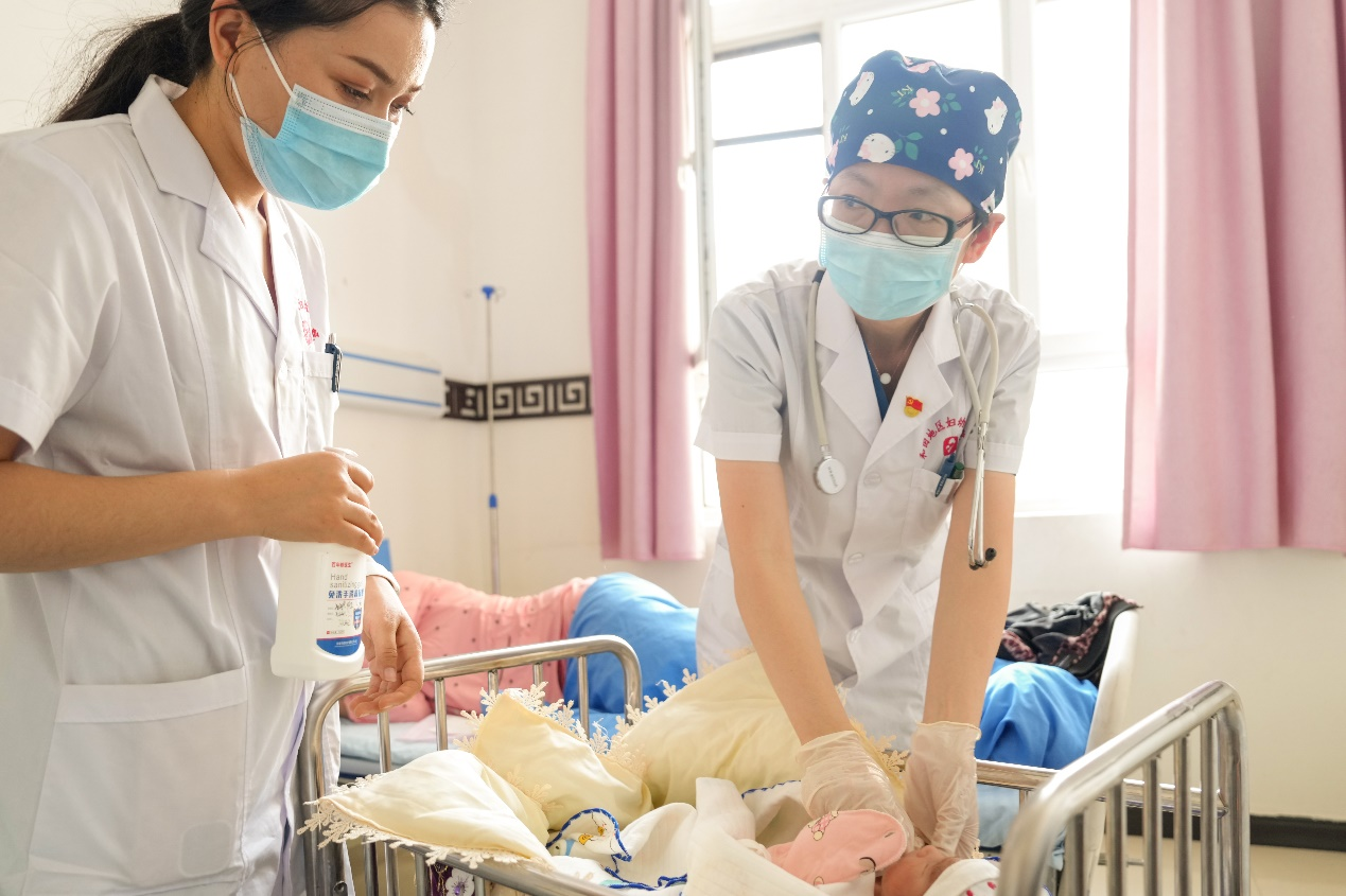 在和田地區(qū)婦幼保健院掛職兒童保健部第一主任的北京婦產(chǎn)醫(yī)院援疆醫(yī)生王淑榮（左二）在進(jìn)行教學(xué)查房，講解新生兒體格檢查注意事項(xiàng)。