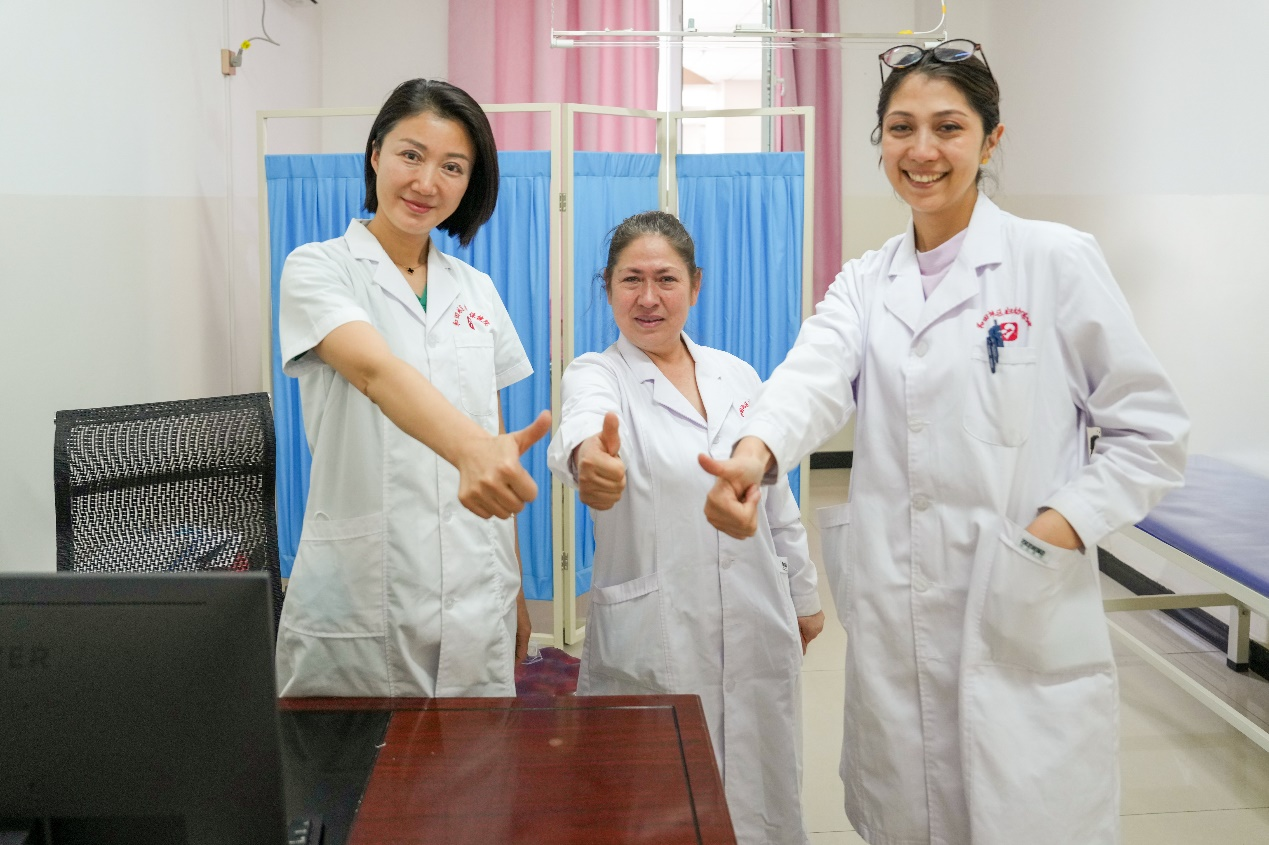 在和田地區(qū)婦幼保健院婦科支援的北京安貞醫(yī)院援疆醫(yī)生龔靜（左一）為當(dāng)?shù)嘏囵B(yǎng)了多名科室骨干醫(yī)生和婦科手術(shù)人才，她們結(jié)下深厚情誼，離別之際，總結(jié)過(guò)去，共話未來(lái)，淚水悄然滑落。