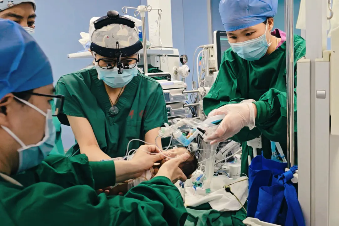 正在為患者做手術(shù)的張曉雅