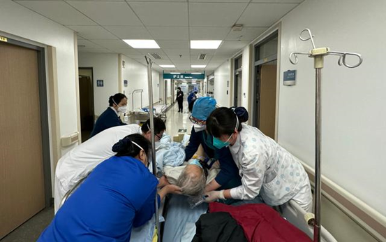 北京宣武醫(yī)院神經(jīng)內(nèi)科科護(hù)士長(zhǎng)常紅（右一）正在轉(zhuǎn)運(yùn)患者。