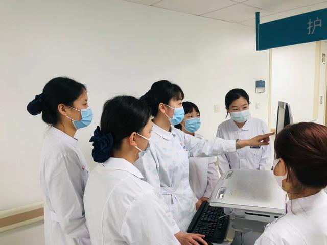 北京宣武醫(yī)院神經(jīng)內(nèi)科科護(hù)士長(zhǎng)常紅正在給護(hù)士們指導(dǎo)工作。