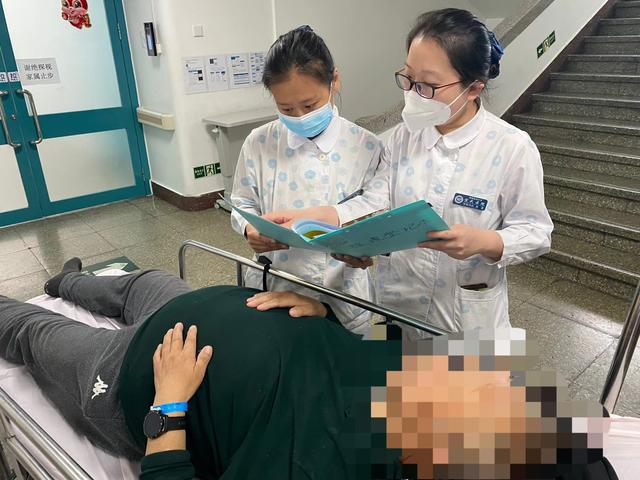 北京宣武醫(yī)院神經(jīng)內(nèi)科護(hù)士李冬（左）和劉雪（右）正在看患者病例。