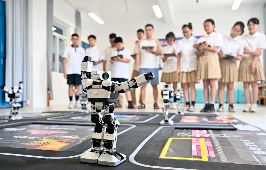 2024年9月2日，在廣西柳州市第八中學南校區(qū)人工智能課堂上，科創(chuàng)老師帶領學生操控智能機器人。