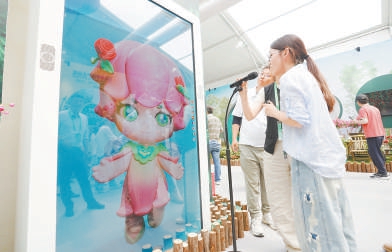 吉祥物“小妙月”交互系統(tǒng)正在給游客答疑。