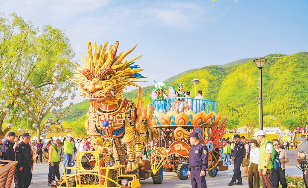 “花young生活節(jié)”的花車巡游活動吸引游客圍觀。