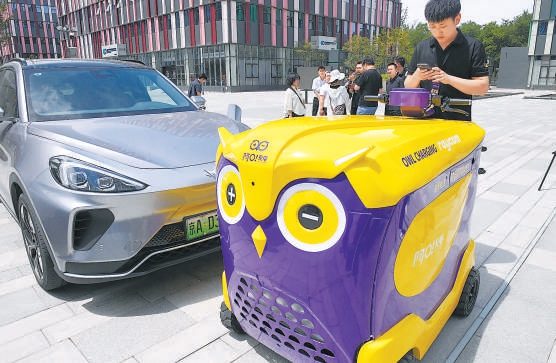 機(jī)器人“阿O”正為新能源汽車充電。