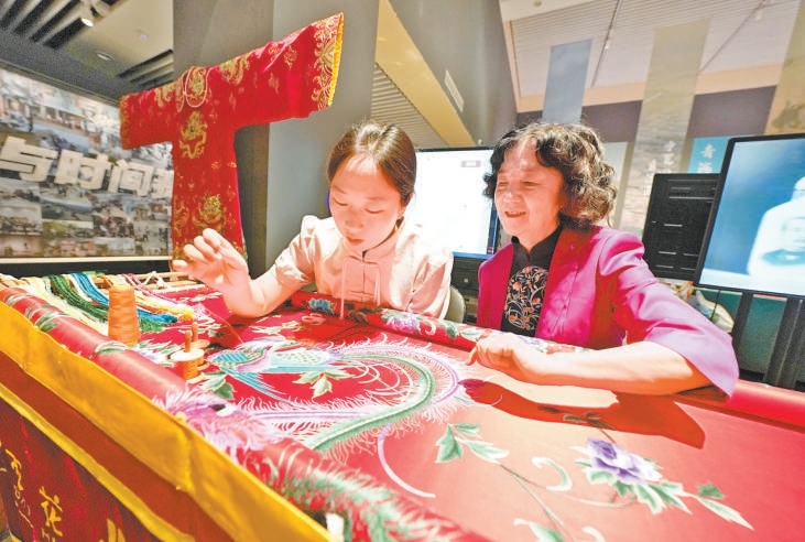 圖為展覽現(xiàn)場舉辦的京繡技藝展示。