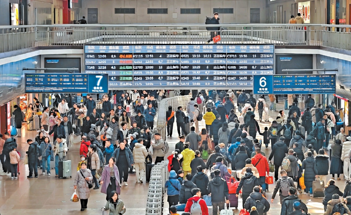 2月15日上午，北京西站迎來(lái)出行高峰。越來(lái)越完善的鐵路網(wǎng)，讓人們回家過(guò)年的路更快、更便捷。