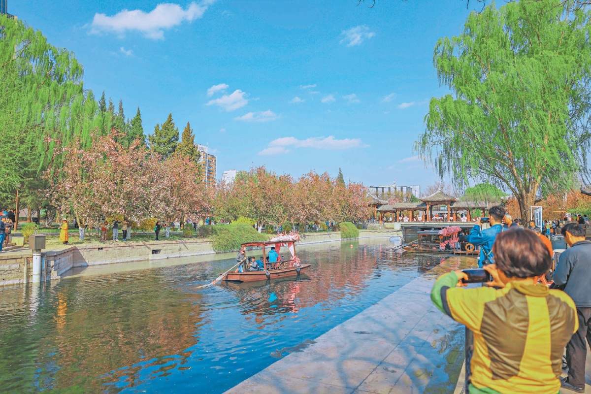 圖為國風(fēng)搖櫓船試運(yùn)行，市民游客乘坐感受“花溪入畫”獨(dú)特魅力。
