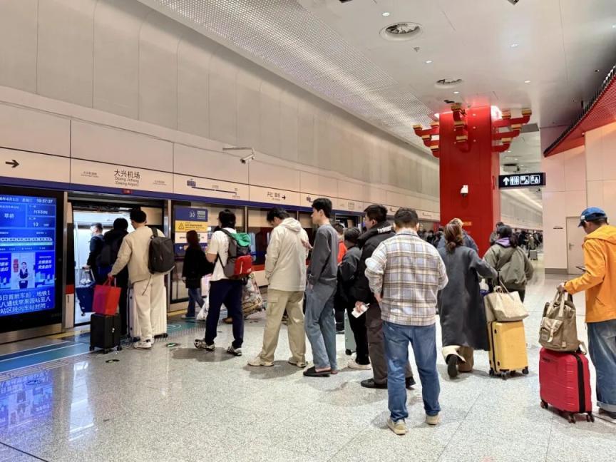 清明假期，北京地鐵大興機(jī)場(chǎng)線、19號(hào)線、燕房線加大運(yùn)力投放