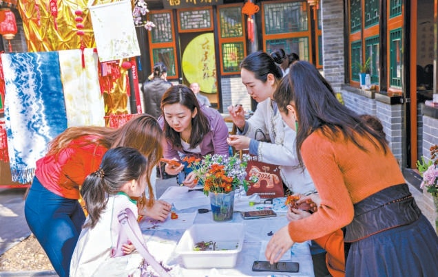 游客到前門三里河韶州會館體驗非遺扎染。
