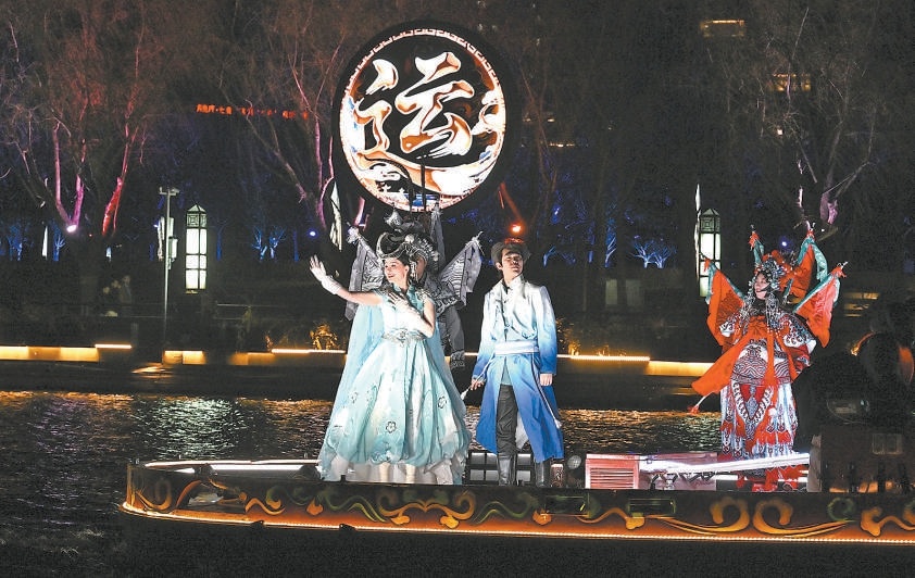 演員在游船上演出。