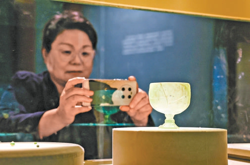 太原韓祖念墓出土的玻璃高足杯。