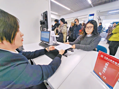 昨天，石景山區(qū)政務(wù)服務(wù)中心游戲版號(hào)綜合服務(wù)窗口開(kāi)通運(yùn)行。