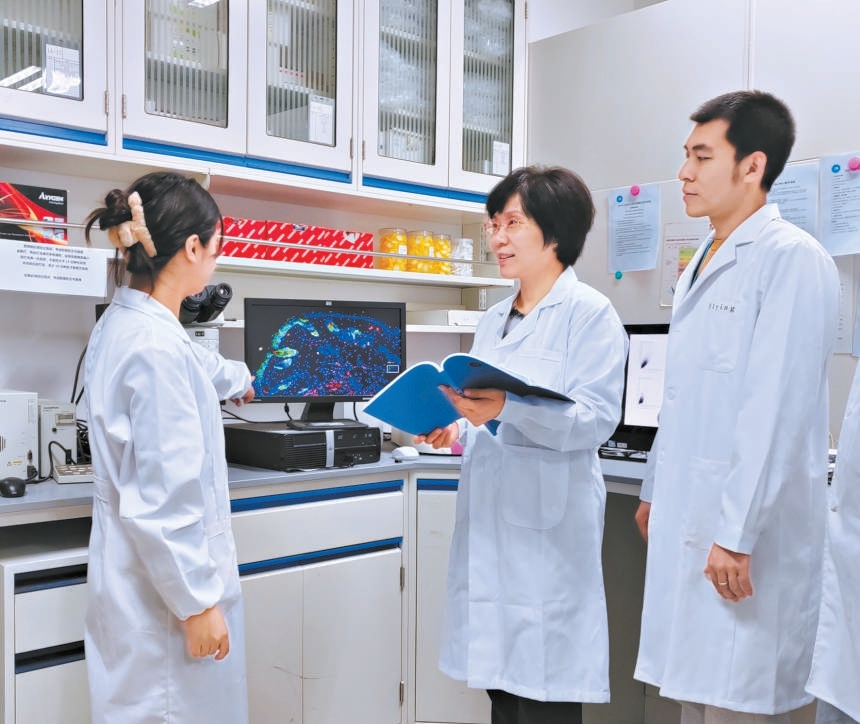 北工大教授馬雪梅（中）和學(xué)生們在一起研討項目。