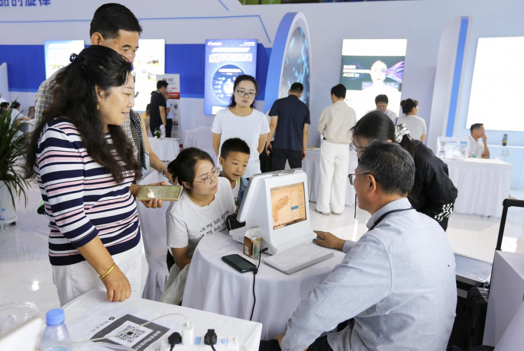 人們體驗AI智能醫(yī)療