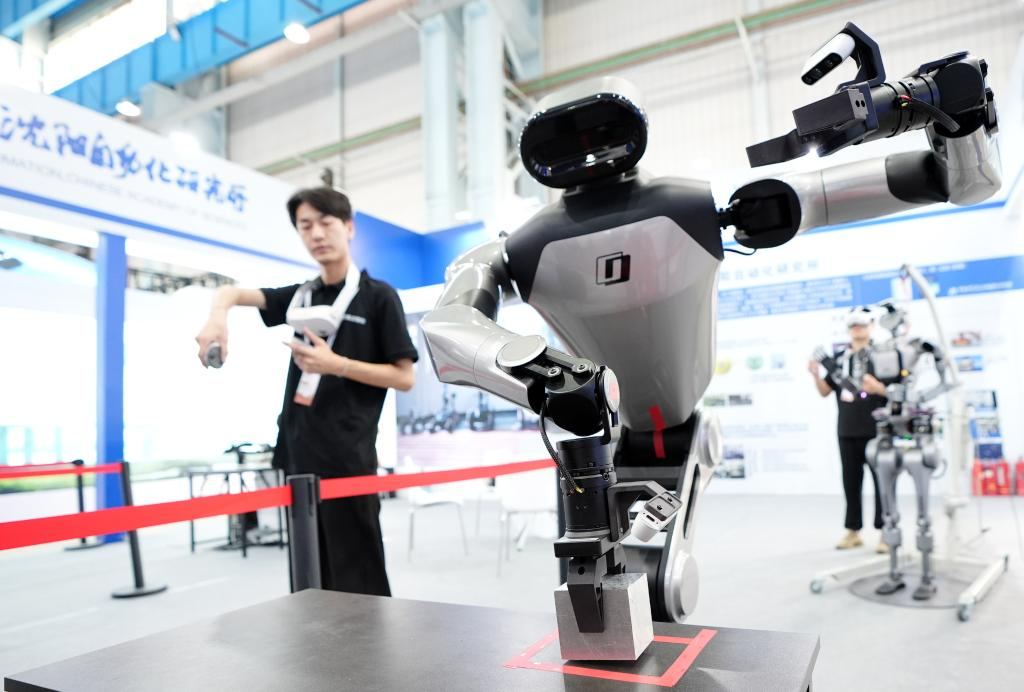 機器人工程師在調試具身智能操作系統 來源：新華社