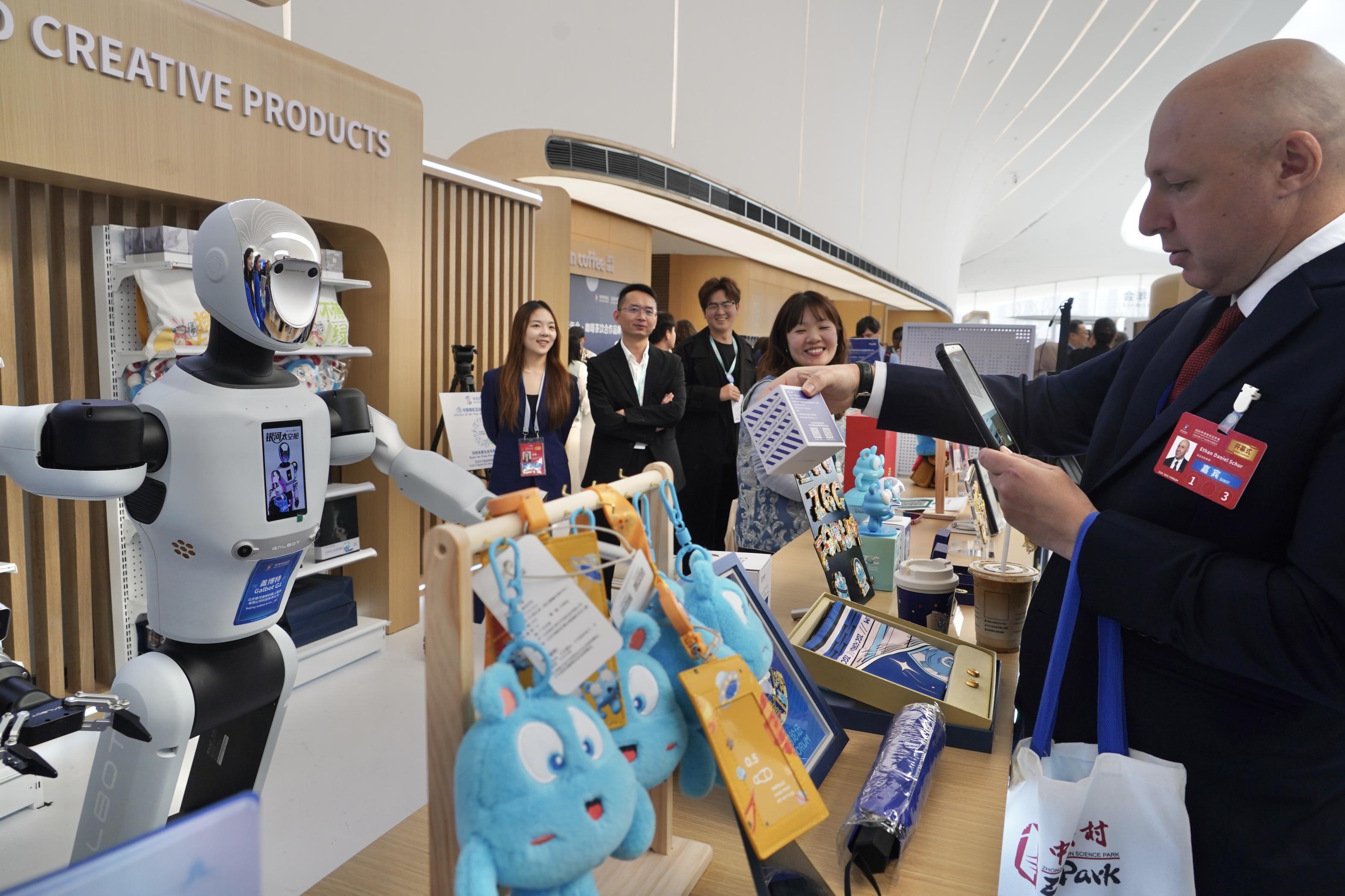 2026中關村論壇年會開幕，斗茶、賣貨……忙壞智能機器人