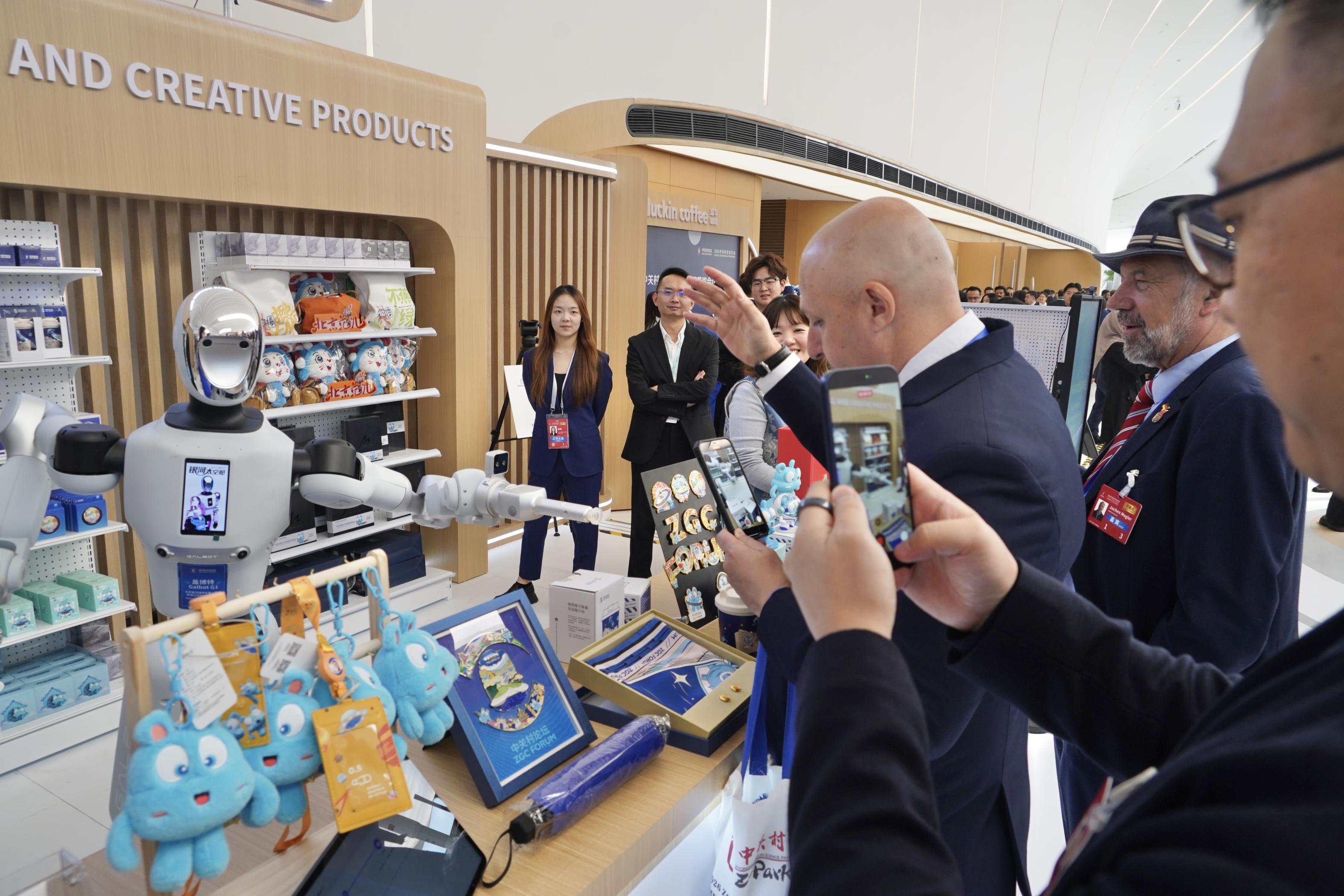 2026中關村論壇年會開幕，斗茶、賣貨……忙壞智能機器人