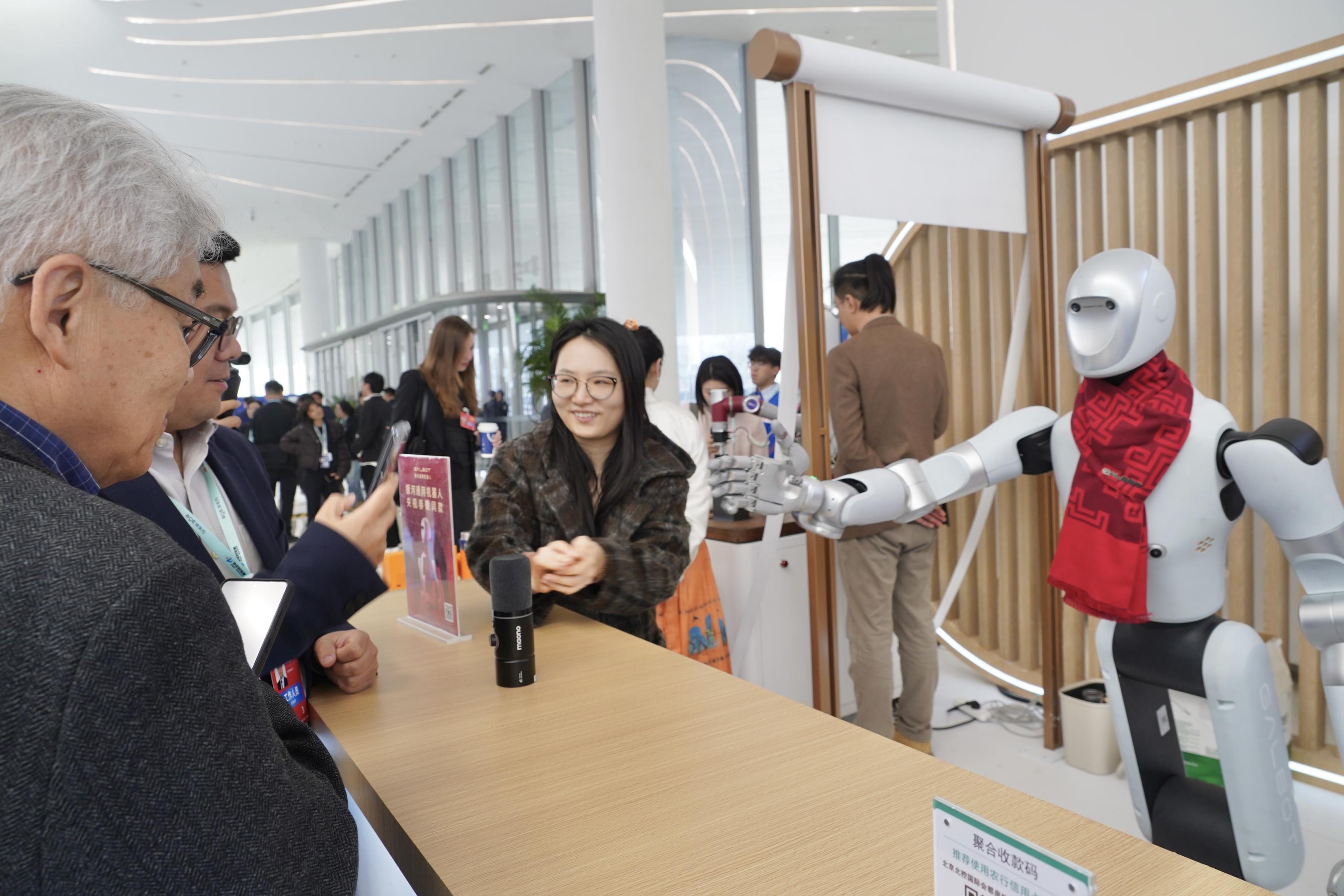 2026中關村論壇年會開幕，斗茶、賣貨……忙壞智能機器人