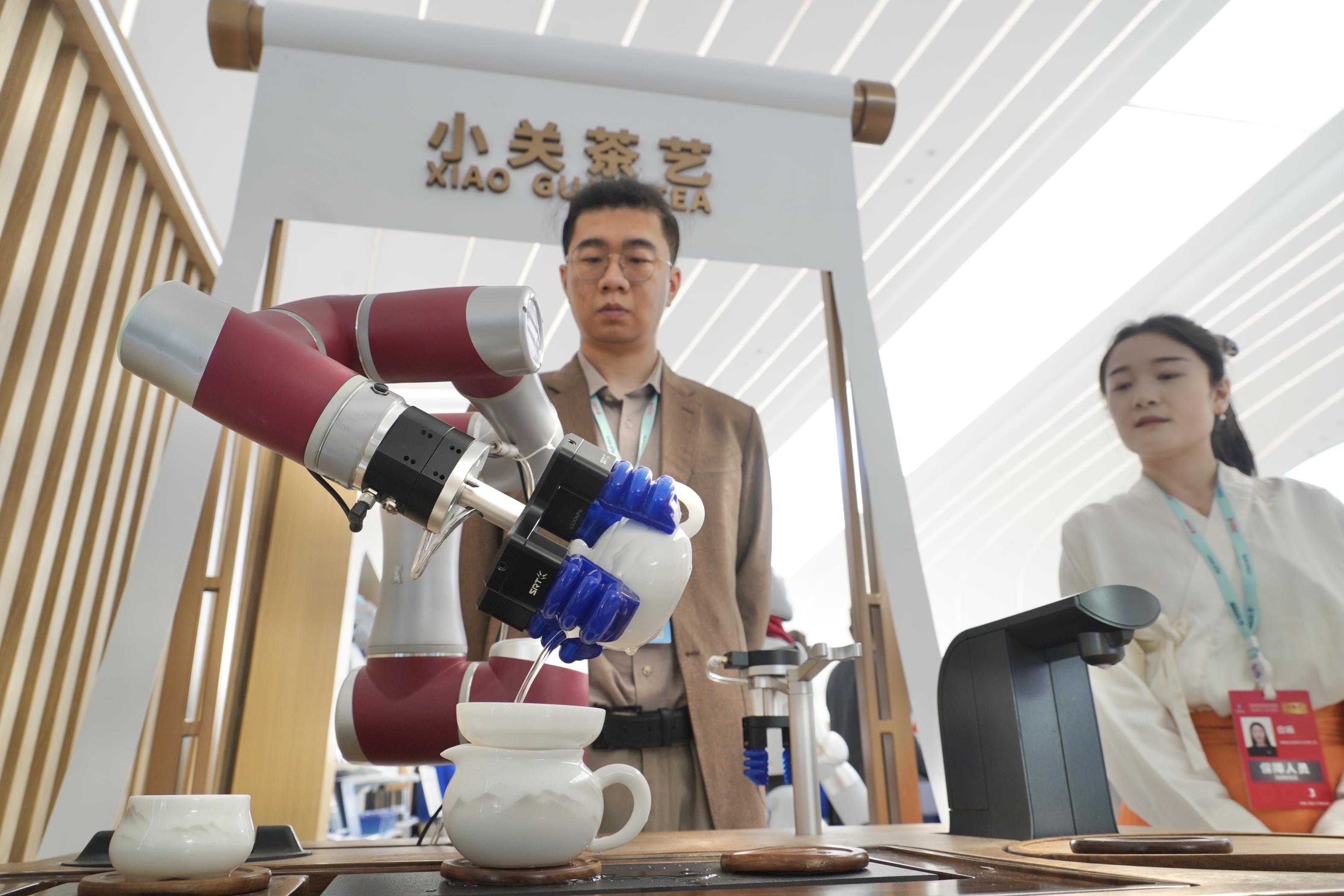 2026中關村論壇年會開幕，斗茶、賣貨……忙壞智能機器人