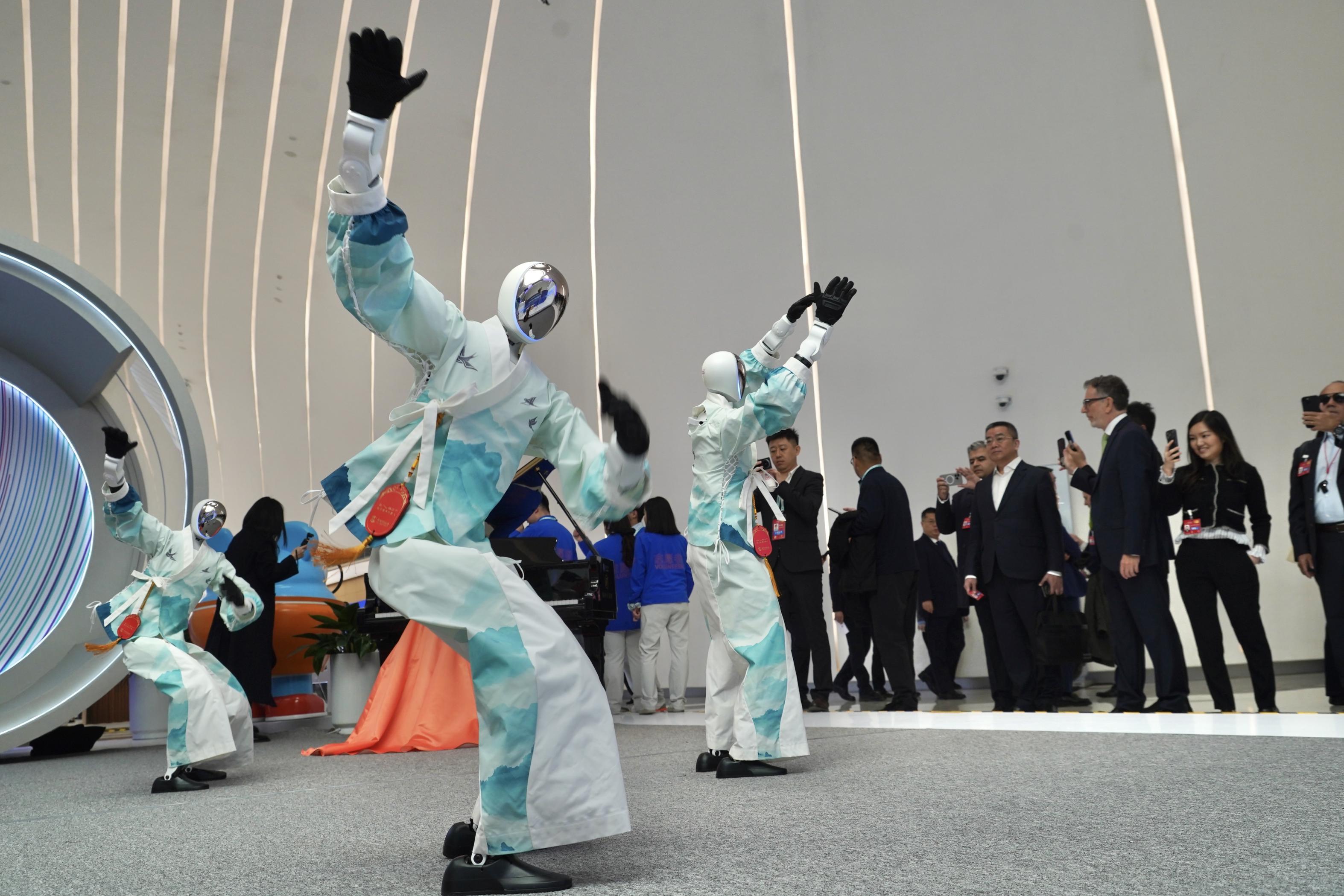 中關(guān)村論壇年會現(xiàn)場，機器人樂隊與舞蹈機器人聯(lián)袂獻(xiàn)藝