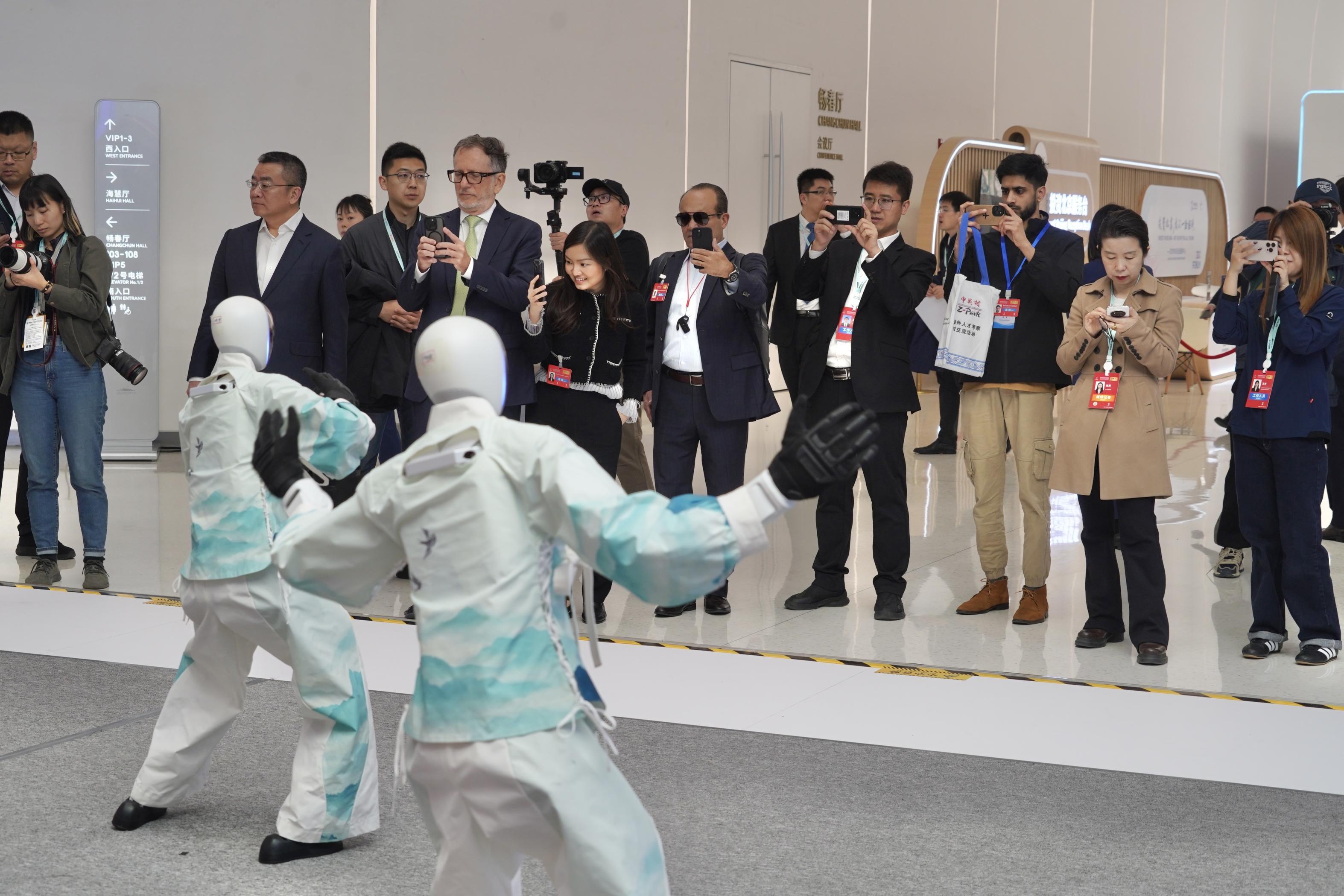 中關(guān)村論壇年會現(xiàn)場，機器人樂隊與舞蹈機器人聯(lián)袂獻(xiàn)藝