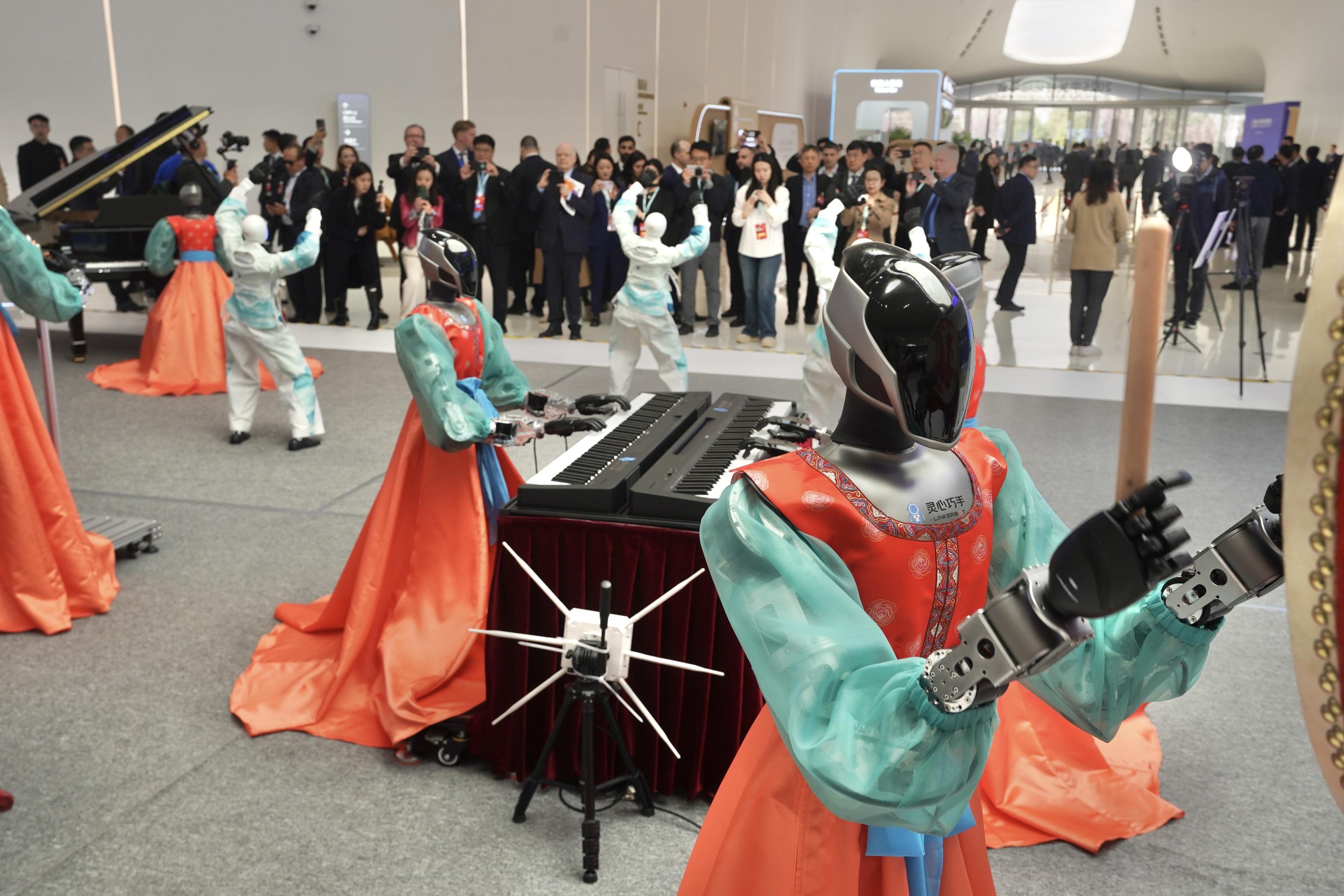 中關(guān)村論壇年會現(xiàn)場，機器人樂隊與舞蹈機器人聯(lián)袂獻(xiàn)藝