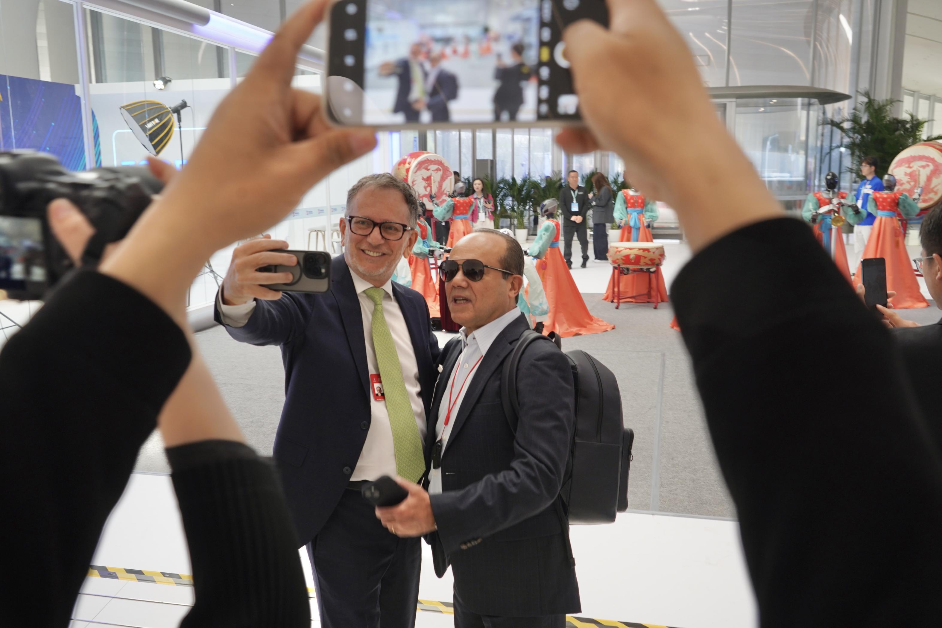 中關(guān)村論壇年會現(xiàn)場，機器人樂隊與舞蹈機器人聯(lián)袂獻(xiàn)藝