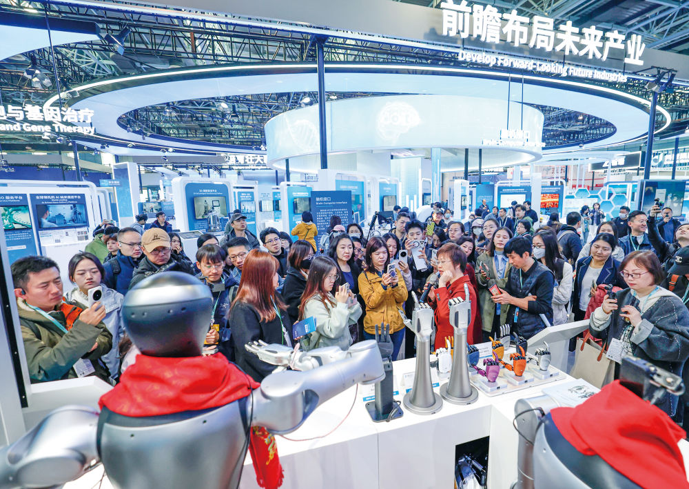 3月24日，觀眾在中關(guān)村展示中心常設(shè)展上參觀。3月25日至29日，以“科技創(chuàng)新與產(chǎn)業(yè)創(chuàng)新深度融合”為年度主題的2026中關(guān)村論壇年會將在北京舉行。