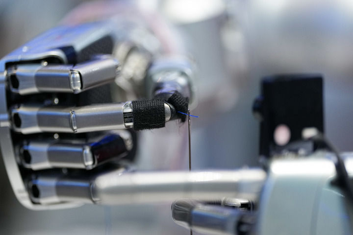 3月24日，在中關(guān)村展示中心常設(shè)展內(nèi)，一臺配備了靈巧手的機(jī)器人在展示穿針引線。