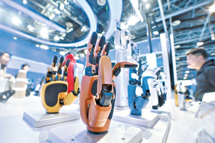 3月25日，2026中關(guān)村論壇年會(huì)開幕，常設(shè)展上京津冀創(chuàng)新協(xié)作碩果異彩紛呈。靈心巧手（北京）科技有限公司Linker Hand靈巧手陣列吸引觀眾駐足觀看。