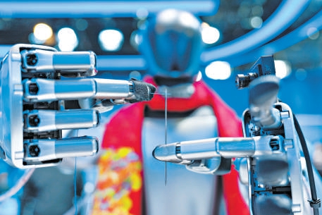 在中關(guān)村展示中心常設(shè)展上，一臺(tái)配備了靈巧手的機(jī)器人在展示穿針引線。