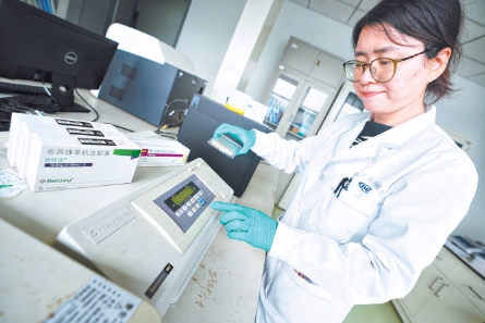 在北京市藥品檢驗(yàn)研究院生化生檢室，檢驗(yàn)人員正在對(duì)罕見病藥品有效成分進(jìn)行測定。