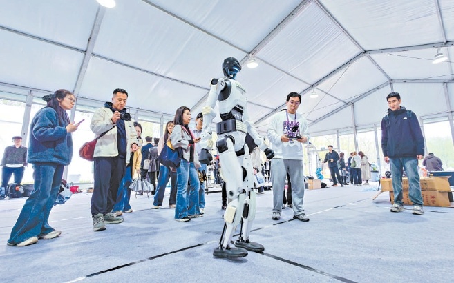 2026北京亦莊人形機(jī)器人半程馬拉松大本營(yíng)內(nèi)，100余支境內(nèi)外賽隊(duì)正做最后沖刺。