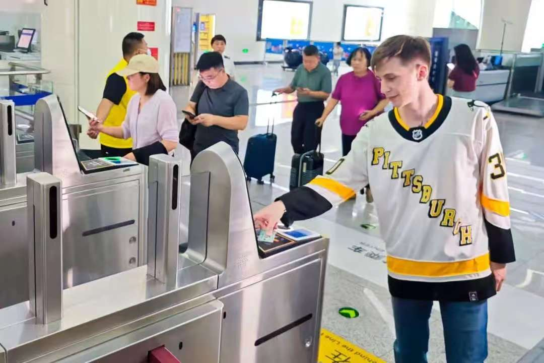 境外來華人員持外卡“拍卡過閘”