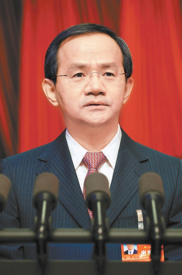 殷勇同志作政府工作報(bào)告。