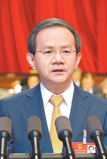 殷勇同志作政府工作報(bào)告。