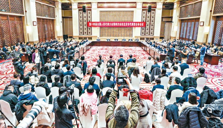 昨天上午，十四屆全國人大四次會(huì)議北京市代表團(tuán)舉行開放團(tuán)組會(huì)議，并接受中外媒體記者的集體采訪。