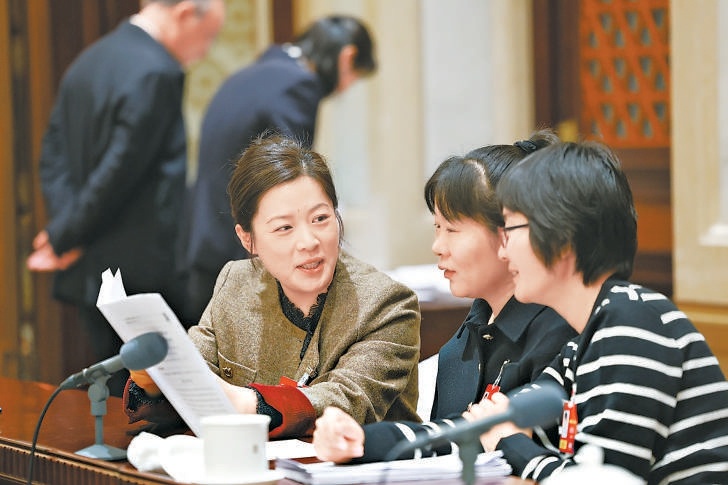 昨天上午，十四屆全國人大四次會議北京市代表團召開代表小組會議，審議最高人民法院工作報告、最高人民檢察院工作報告。小組會議結(jié)束后，幾位代表圍繞相關話題繼續(xù)討論。