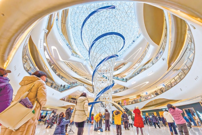 元旦假期，京城各大商圈迎來(lái)消費(fèi)熱潮，新開(kāi)業(yè)不久的灣里·王府井WellTown人氣高漲，消費(fèi)者紛紛前來(lái)體驗(yàn)文商旅新空間。