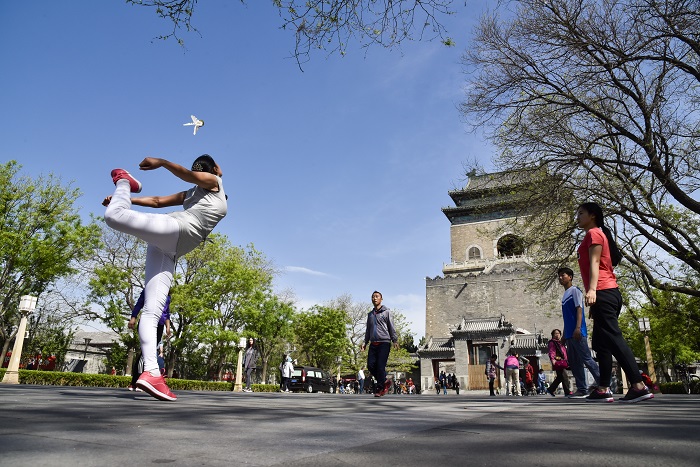 居民在鐘鼓樓廣場(chǎng)踢毽子