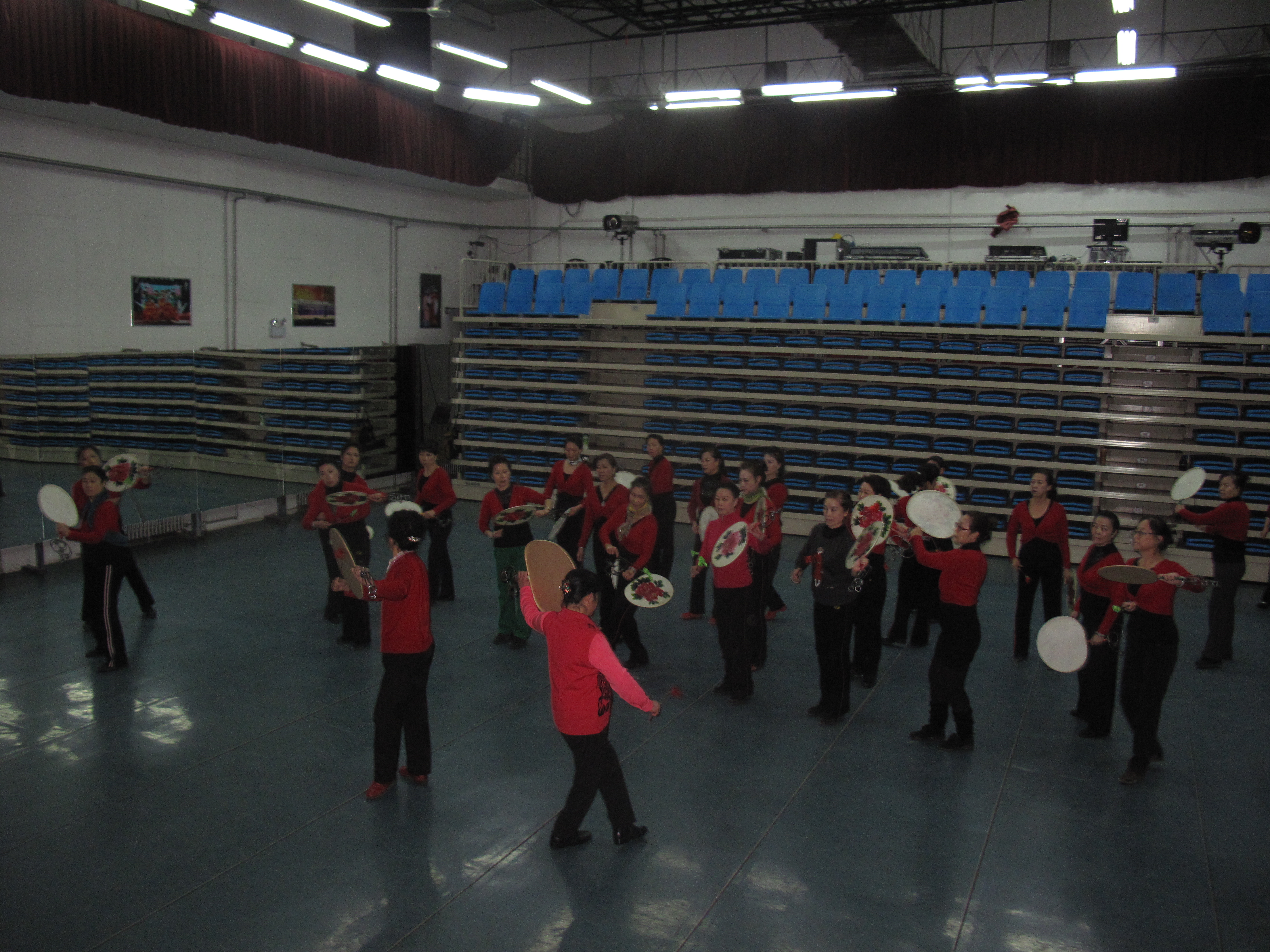 太平鼓骨干隊(duì)員到區(qū)文化館百姓禮堂教授區(qū)太平鼓技藝。